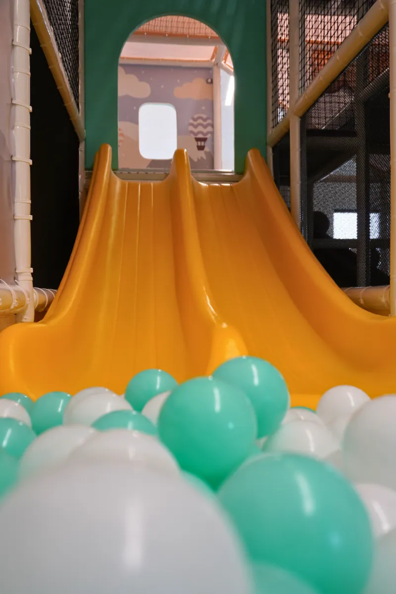 Riesenrutsche mit Bällebad – Ententini Indoor-Spielplatz