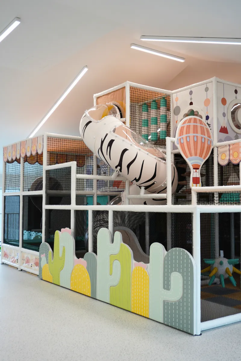 Tiger-Tunnelrutsche der großen Softplay-Anlage – Ententini Indoor-Spielplatz