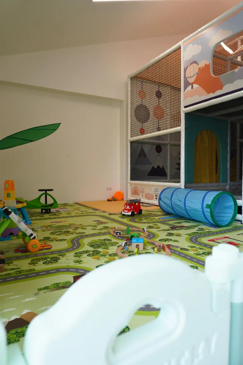Gesamtansicht der Indoor-Spielwelt – Ententini Indoor-Spielplatz