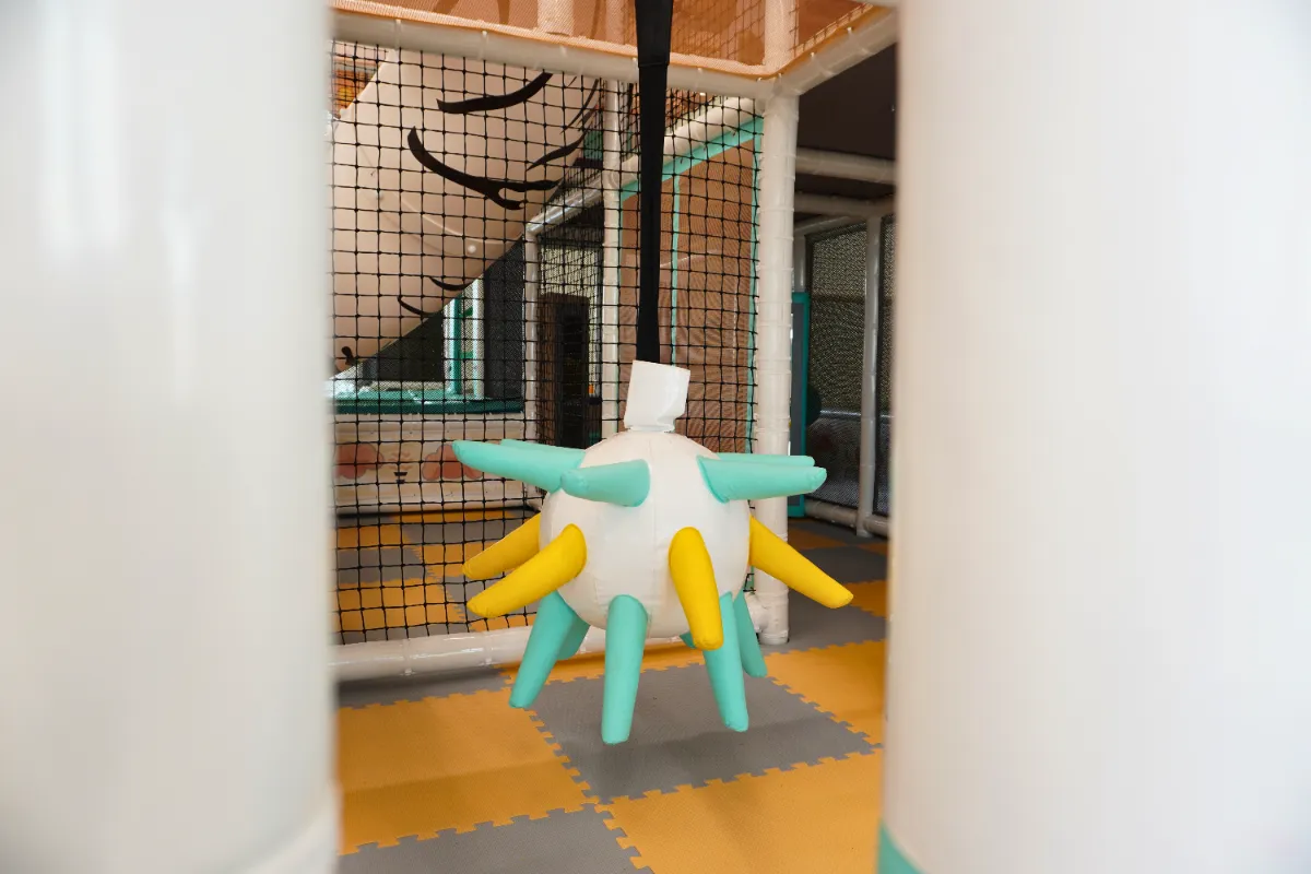 Zebra im runden Spielfenster – Ententini Indoor-Spielplatz