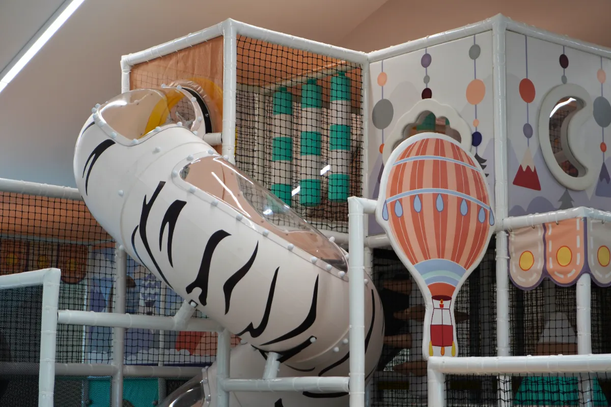 Bällebad in Mint & Weiß – Ententini Indoor-Spielplatz