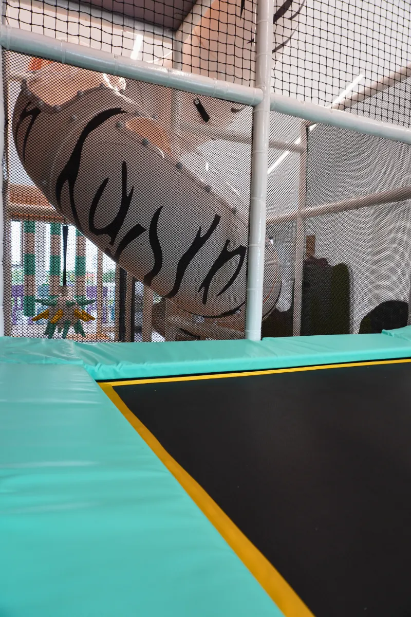 Themenwand mit Bergen & Wolken – Ententini Indoor-Spielplatz