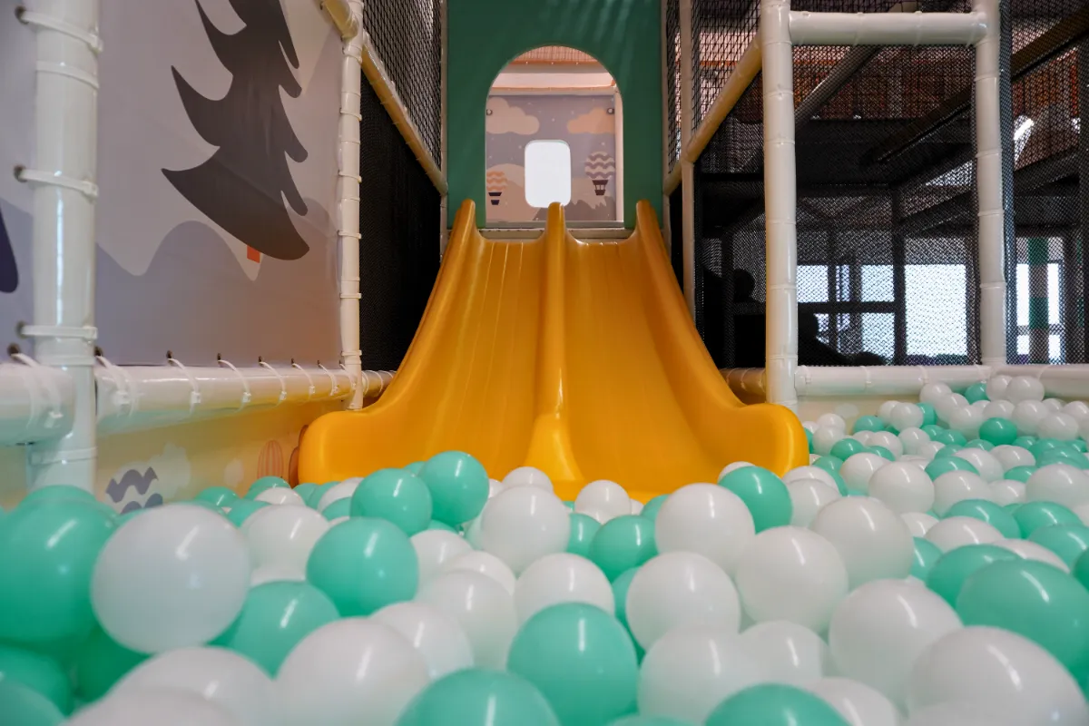 Bunte Spielmöbel – Ententini Indoor-Spielplatz