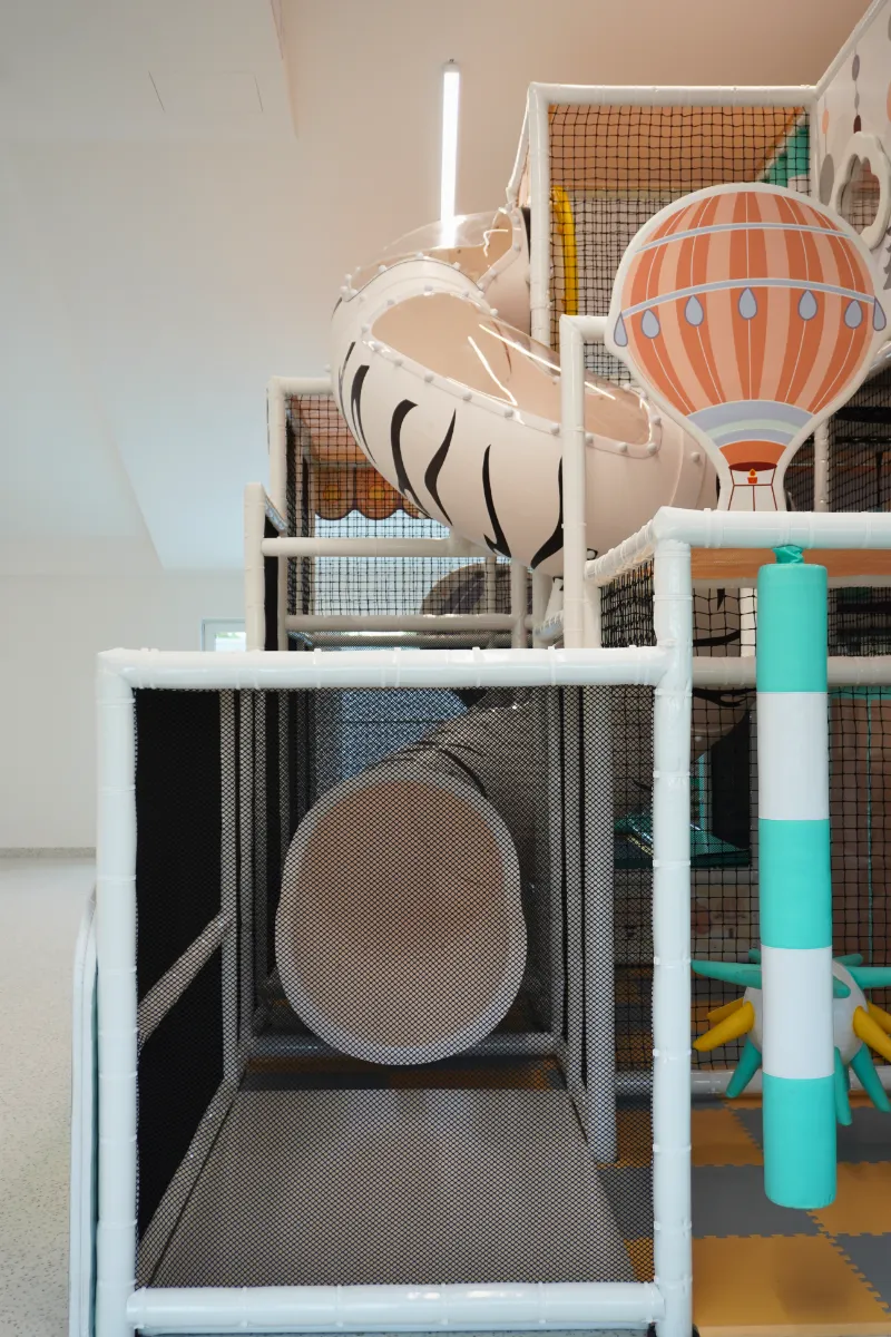 Spielelemente in Pastell – Ententini Indoor-Spielplatz